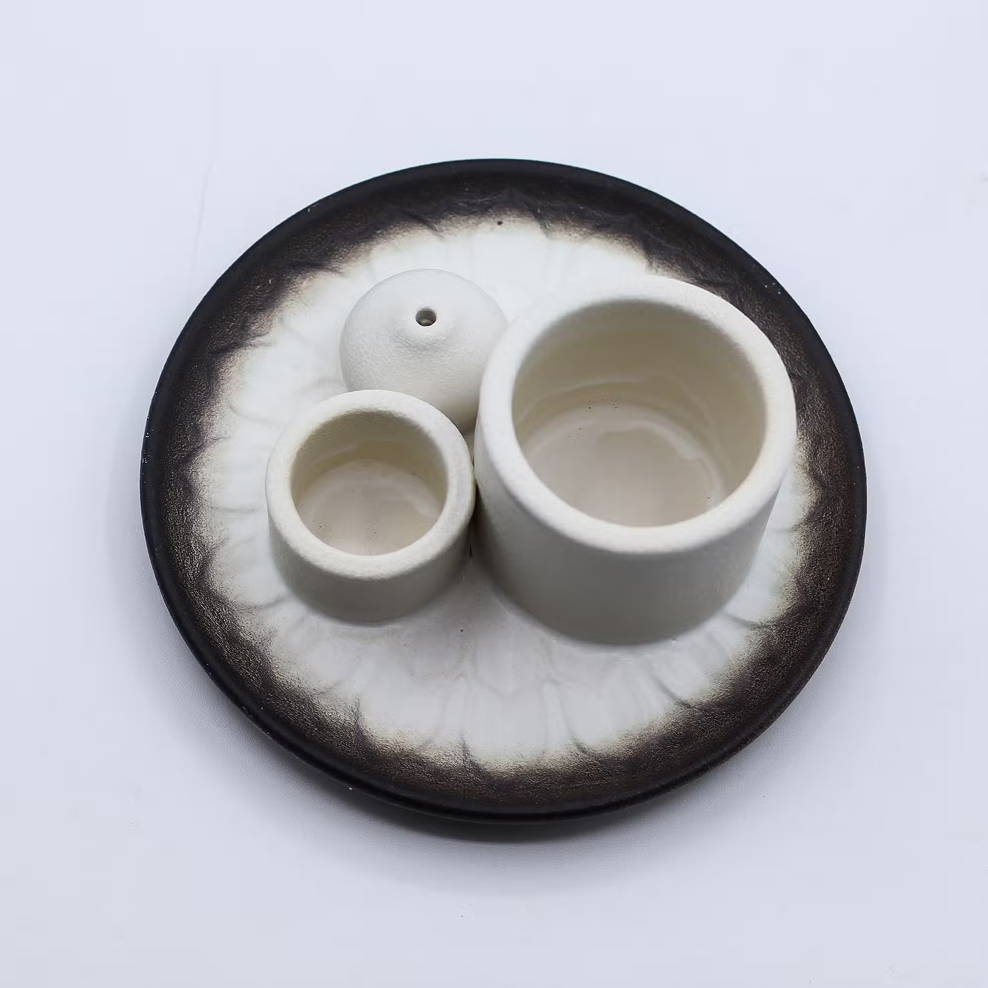 Keramično stojalo – Mandala, belo-sivo - stojalo za smudge zavitke, Palo Santo in dišeče palčke - slika 2